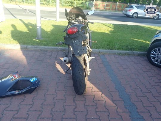 W ŻARKACH SAMOCHÓD NAJECHAŁ NA MOTOCYKL. MOTOCYKLISTA RANNY