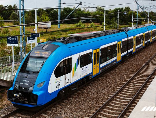 WAKACYJNA PODRÓŻ POCIĄGMI KOLEI ŚLĄSKICH ZA 10 ZŁOTYCH. JAK SKORZYSTAĆ Z TAKIEJ OFERTY