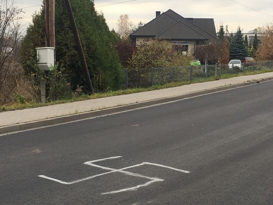 WIELKA SWASTYKA NA ŚRODKU DROGI POWIATOWEJ! POLICJA BADA SPRAWĘ PO NASZYM ARTYKULE