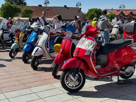 Za nami Vespaniały zlot Vespy w Olsztynie. Był rekord, około 215 skuterów na rynku!