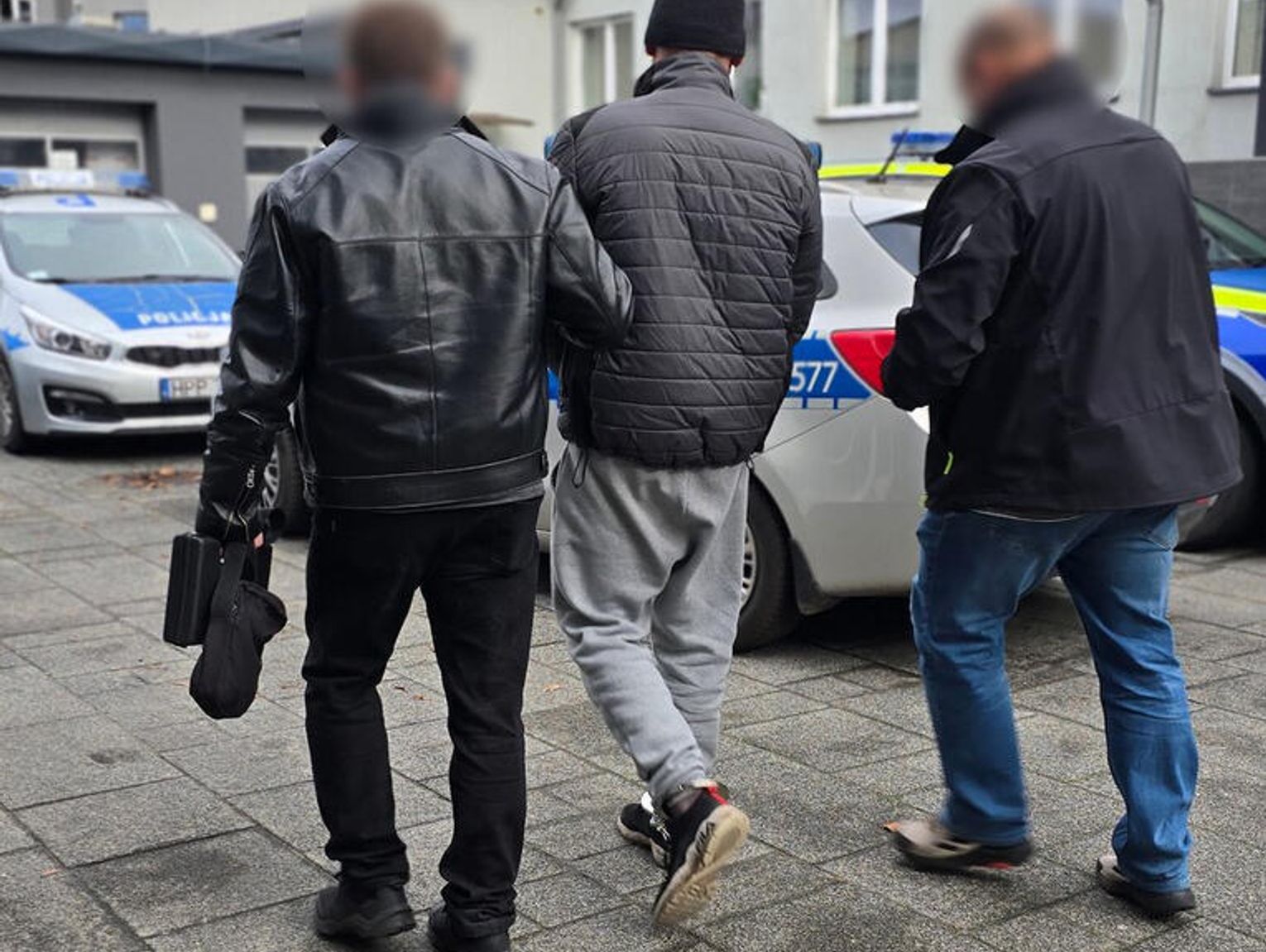 39-LATEK USŁYSZAŁ ZARZUT USIŁOWANIA ZABÓJSTWA TRZECH OSÓB. Próbował je rozjechać samochodem