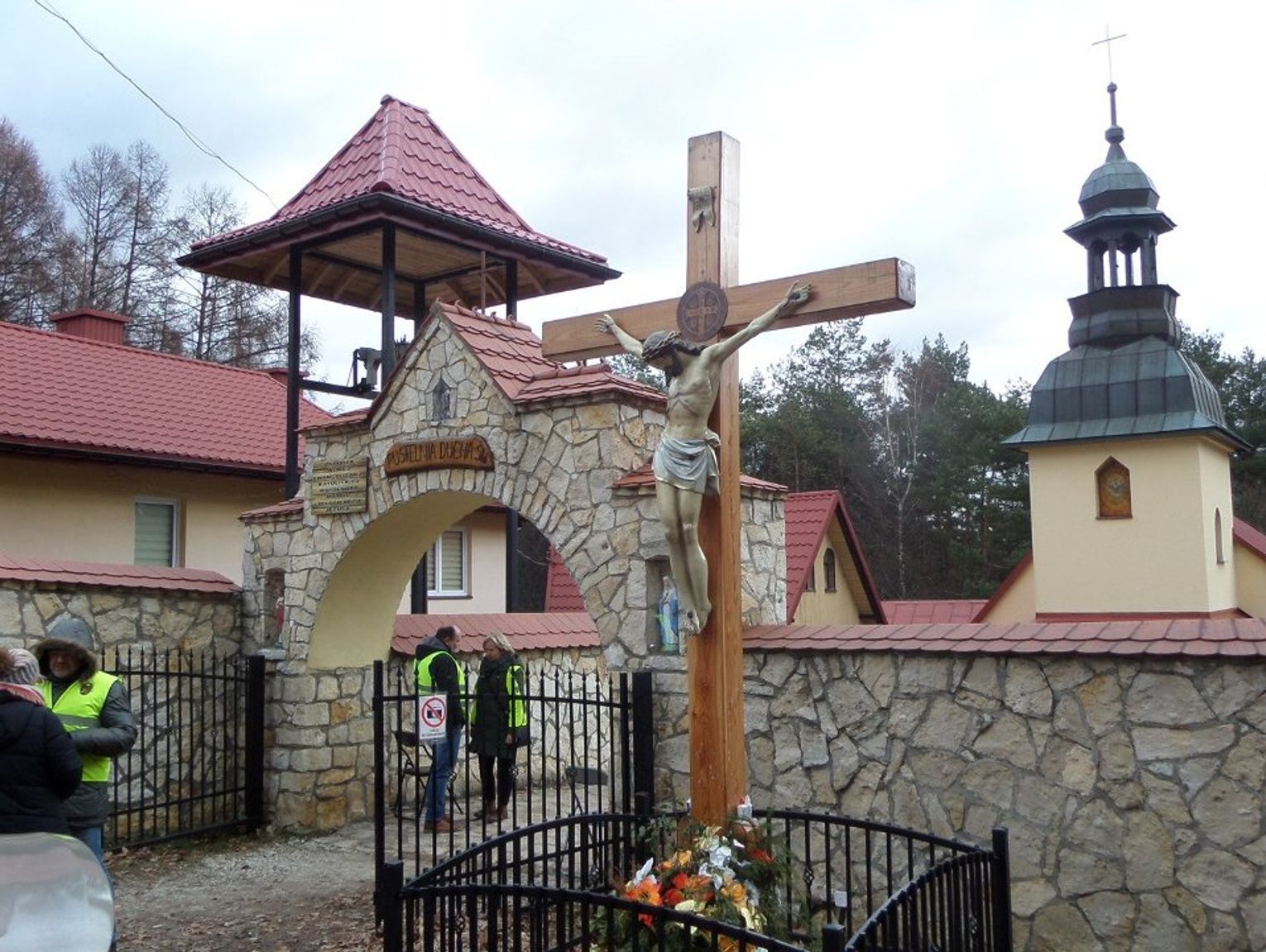 BISKUP SIEDLECKI STANOWCZO ODRADZA WIERNYM UCZESTNICTWO W SPOTKANIACH ZE SUSPENDOWANYM KS. GALUSEM ZE WSPÓLNOTY W CZATACHOWIE. KS. GALUS ODPOWIADA BISKUPOWI