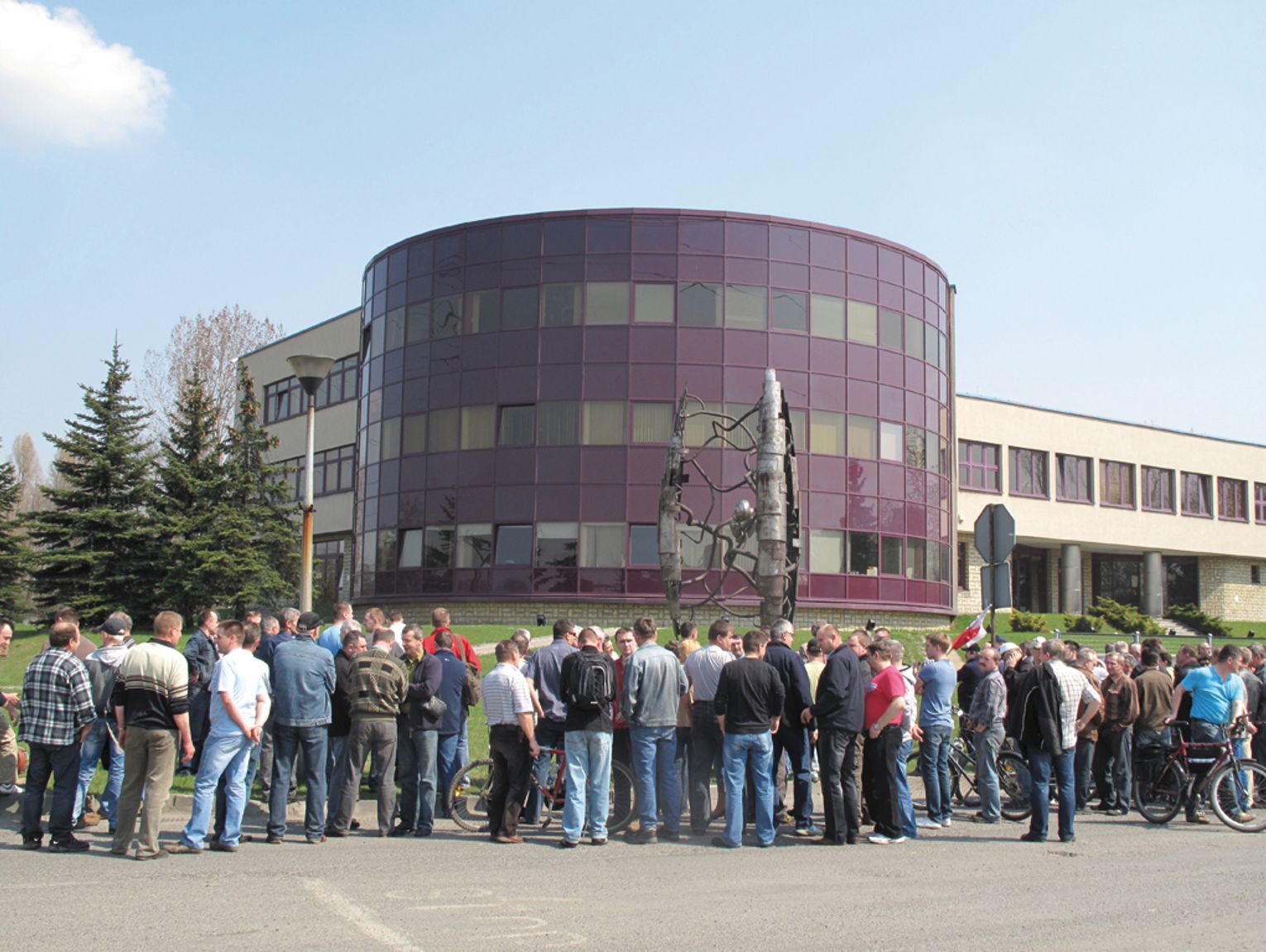CMC ZNOWU ZWALNIA 150 OSÓB. CHOĆ ZYSKI MA OGROMNE