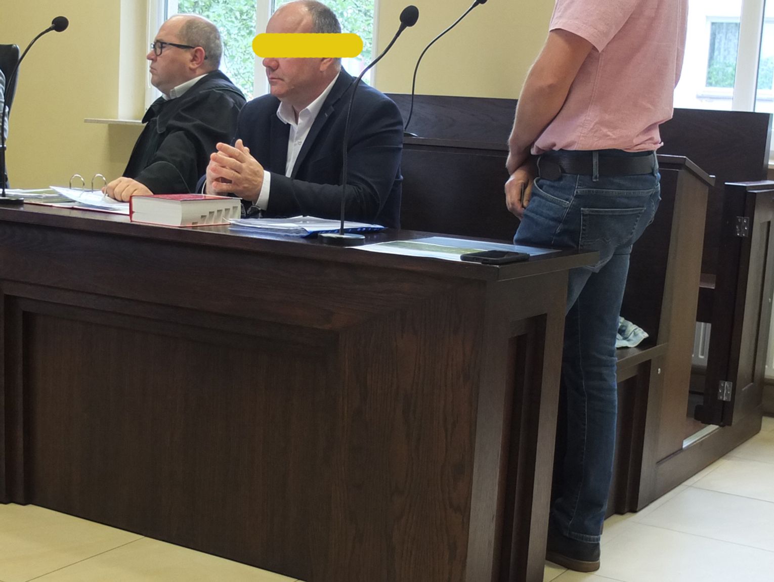 Gmina dobrze płaci oskarżonym. Czy za milczenie?