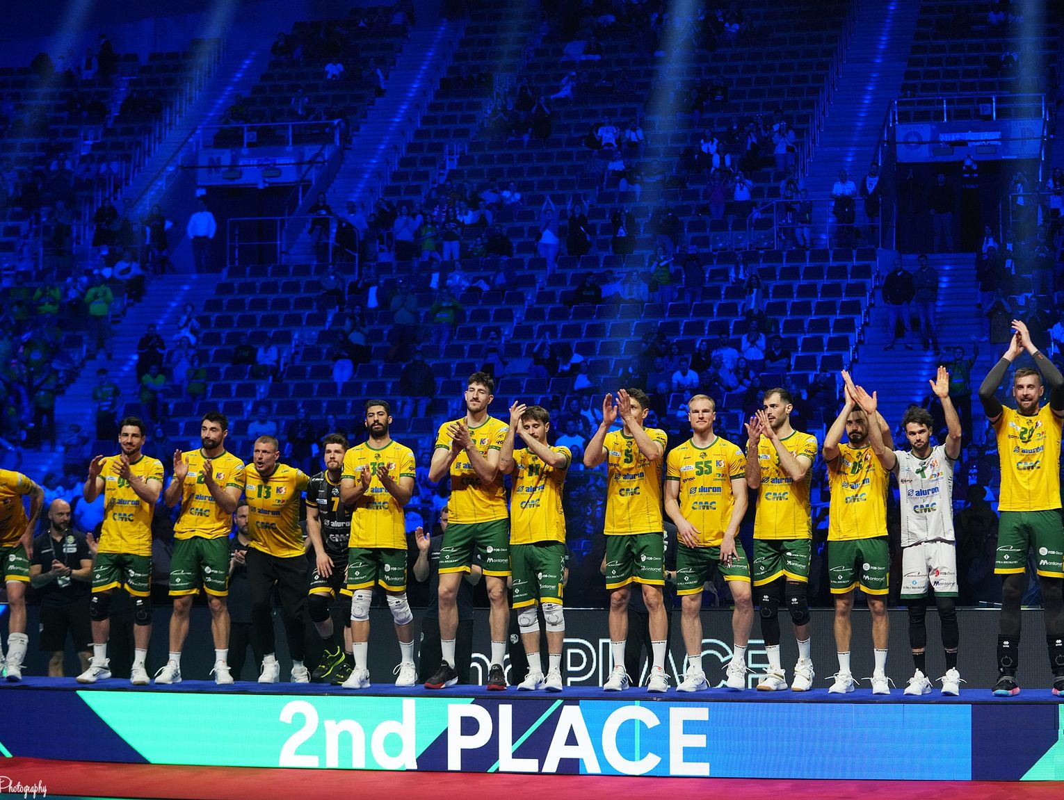 HISTORYCZNY SUKCES JURAJSKICH RYCERZY