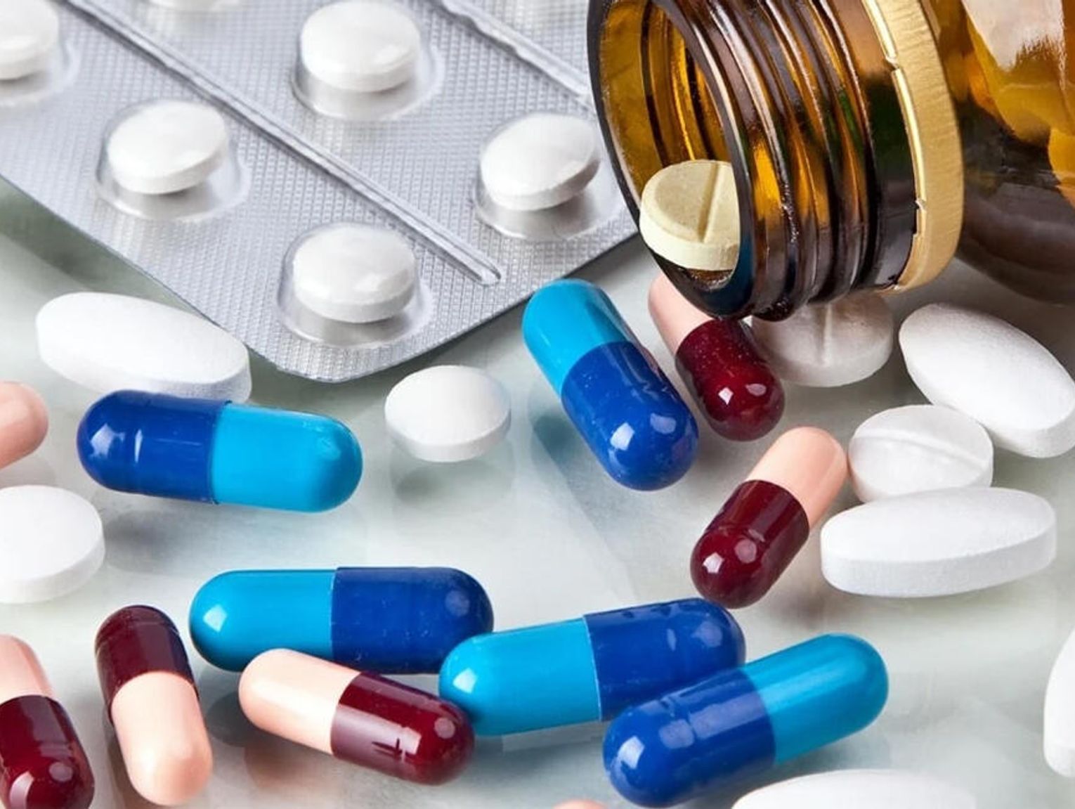 MA ZARZUTY O UDZIAŁ W MAFII NARKOTYKOWEJ. WYCHODZI Z ARESZTU, DZIEŃ PÓŹNIEJ UMIERA JEGO DZIEWCZYNA