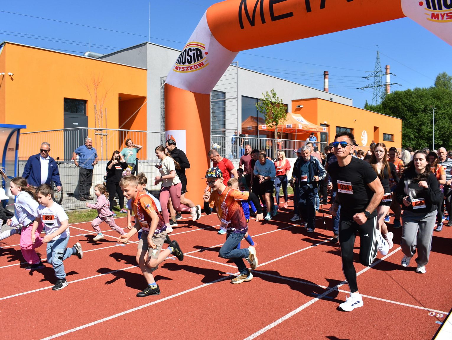MYSZKÓW. BIEG PO ZDROWIE TYM RAZEM NIE NA DOTYKU JUYRY ALE NA STADIONIE MIEJSKIM