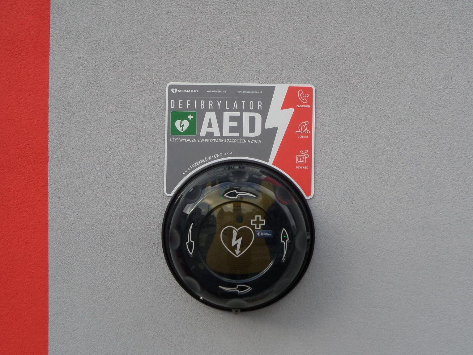 MYSZKÓW. DEFIBRYLATOR NA ŚCIANIE REMIZY OCHOTNICZEJ STRAŻY POŻARNEJ. ZDJĘCIA