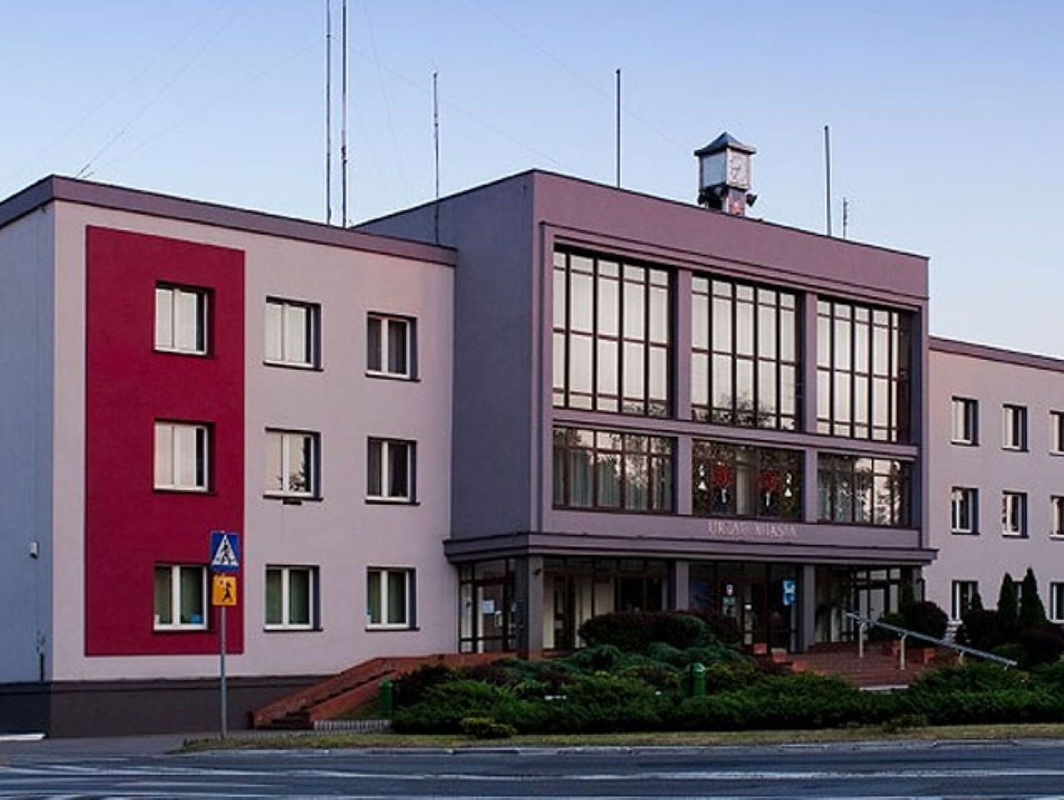 MYSZKÓW. EWEAKUACJA URZĘDU MIASTA, ALARM BOMBOWY