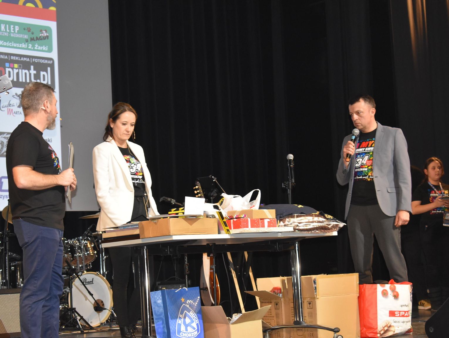 MYSZKÓW. FINAŁ WIELKIEJ ORKIESTRY ŚWIĄTECZNEJ POMOCY W MIEJSKIM DOMU KULTURY. LICYTACJA PRZEDMIOTÓW PODAROWYCH NA WOŚP. ZDJĘCIA