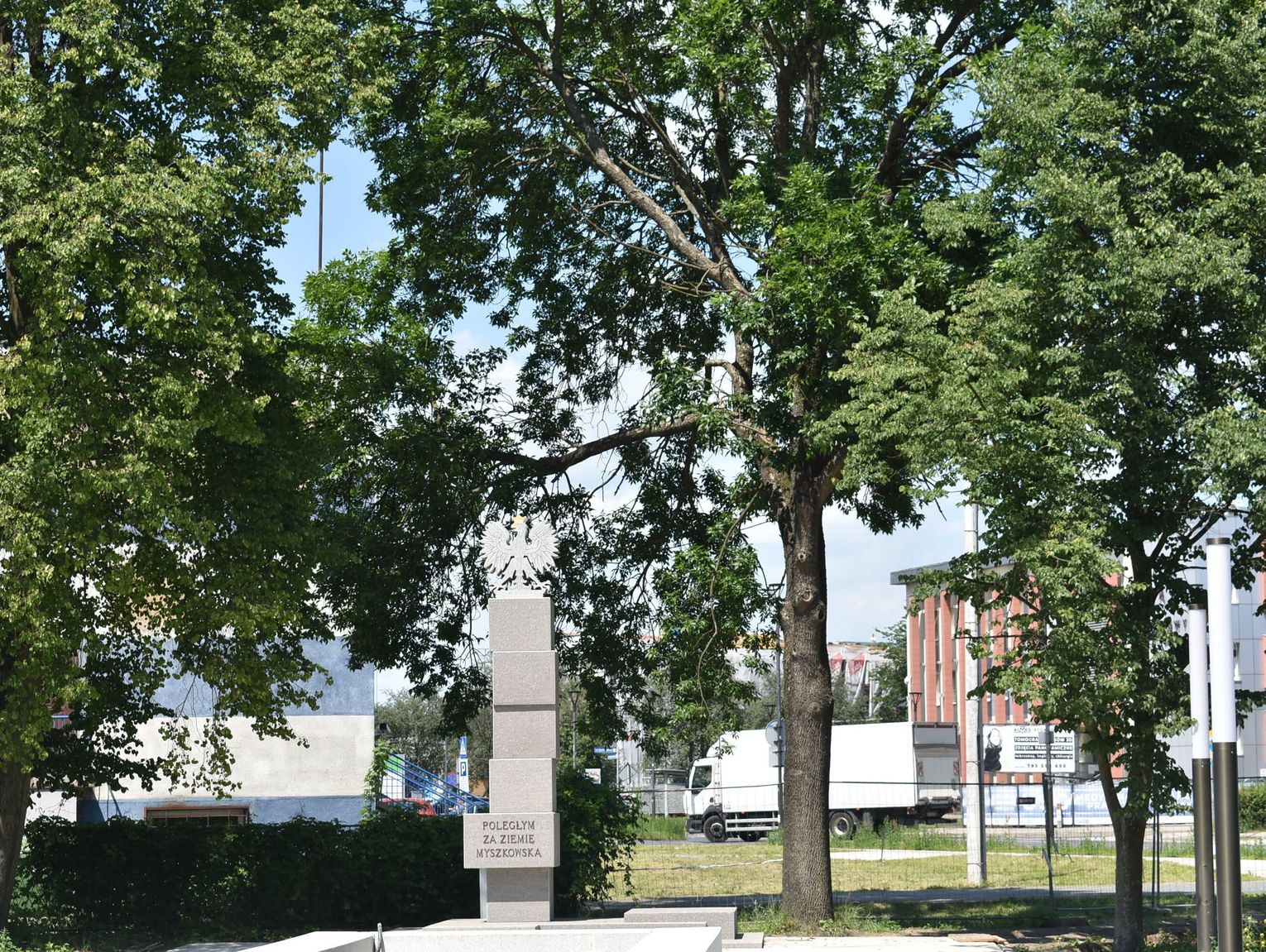 MYSZKÓW. NOWY POMNIK POLEGŁYM ZA ZIEMIĘ MYSZKOWSKĄ JUŻ STOI NA SKWERZE NAPRZECIWKO URZĘDU MIASTA. PORÓWNAJCIE GO ZE STRYM. ZDJĘCIA