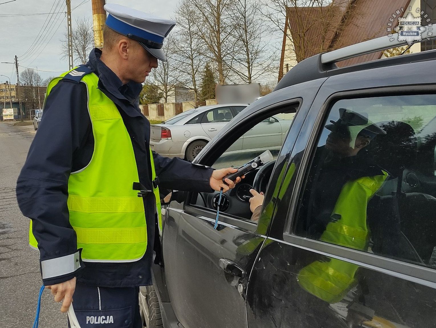 MYSZKÓW. PIJANY 50-LETNI KIEROWCA CITROENA ZASNĄŁ ZA KIEROWNICĄ