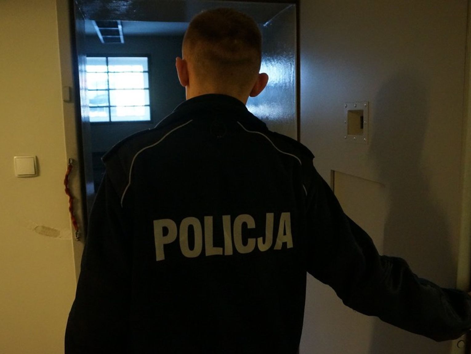 MYSZKÓW. POLICJANCI ZATRZYMALI 2 UKRYWAJĄCYCH SIĘ PRZESTĘPCÓW