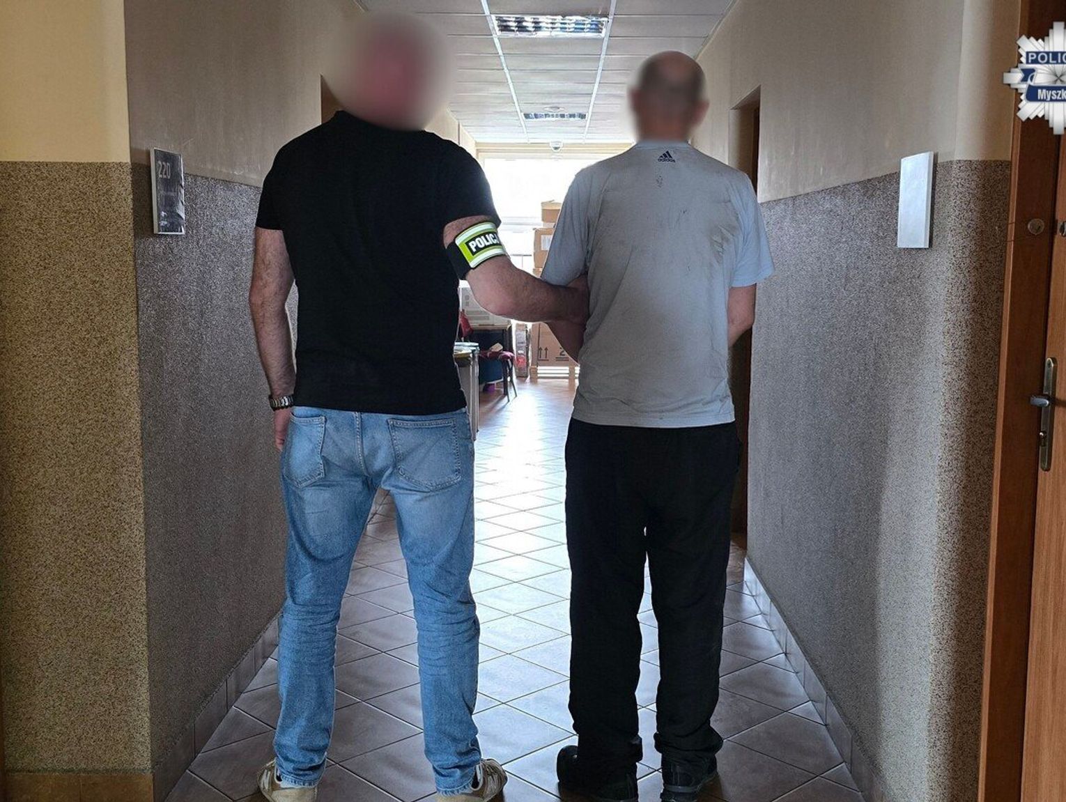 MYSZKÓW. POLICJANCI ZATRZYMALI ZŁODZIEJA I PODPALACZA DOMU. ZDJĘCIA