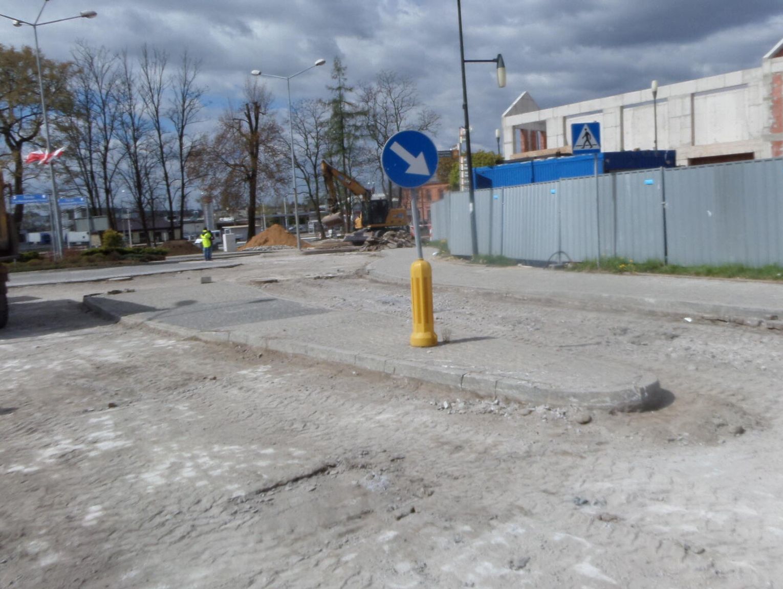 MYSZKÓW. ROZEBRALI RONDO FLAGI. ZAMKNIĘTE SKRZYŻOWANIE ULIC 1 MAJA I 3 MAJA. ZDJĘCIA