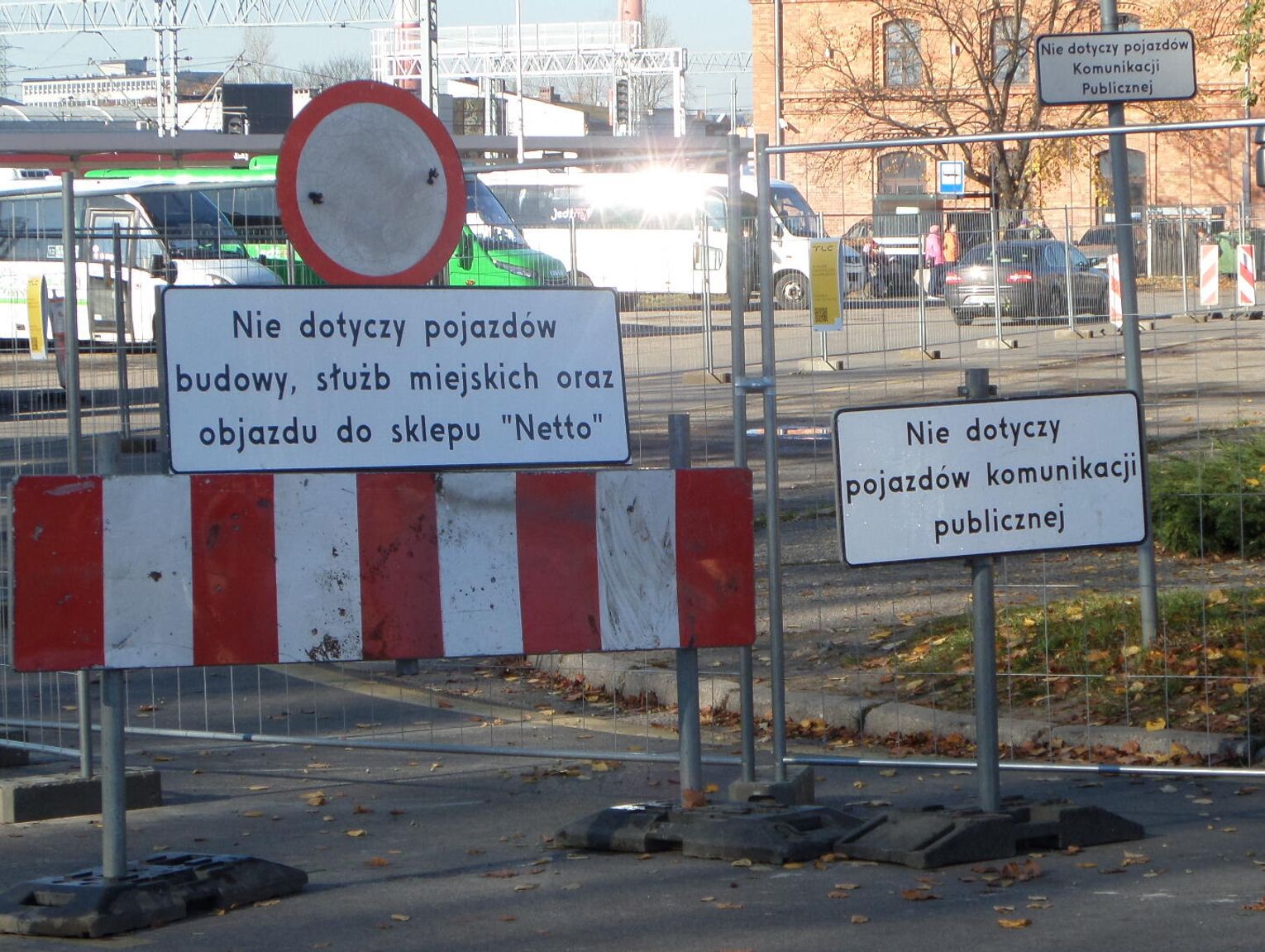 MYSZKÓW. ROZPOCZĘŁA SIĘ BUDOWA CENTRUM PRZESIADKOWEGO PRZED DWORCEM. ZMIANY I UTRUDNIENIA W ORGANIZACJI RUCHU. ZDJĘCIA