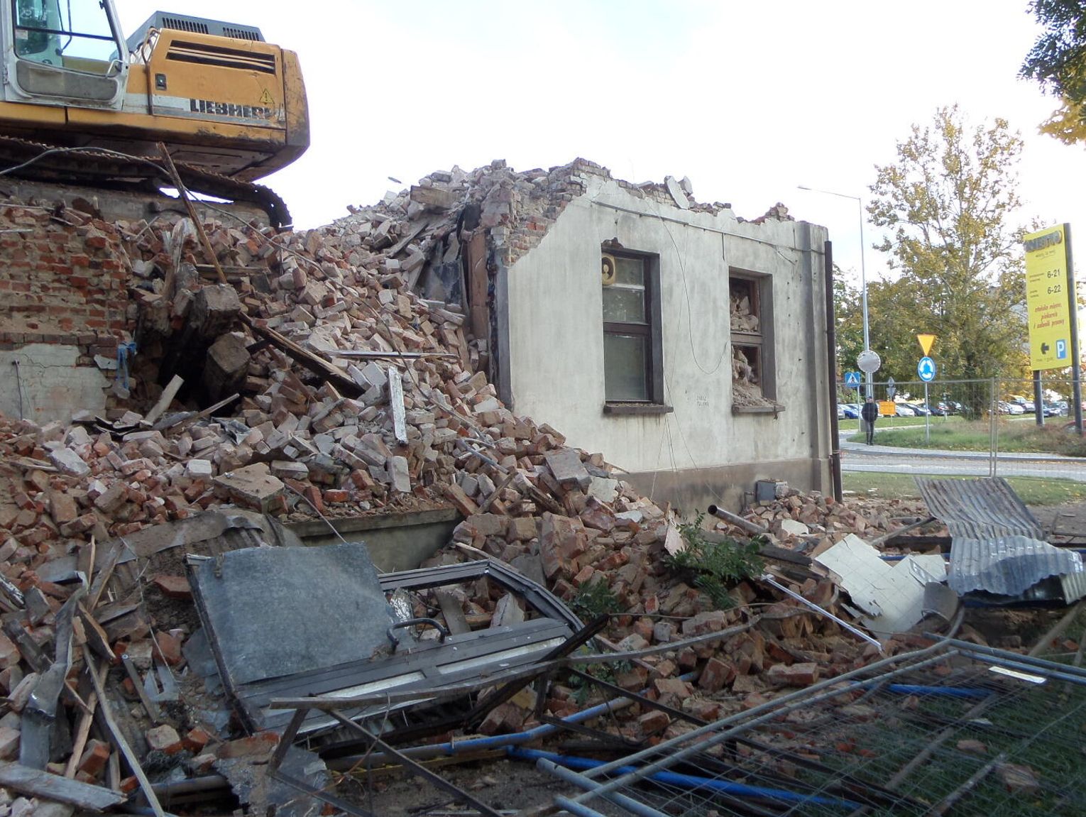MYSZKÓW. WYBURZAJĄ BUDYNEK DAWNEGO DWORCA PKS PRZY RONDZIE FLAGI. ZDJĘCIA