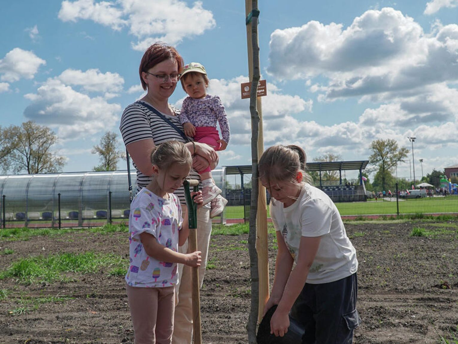 Na stadione z drzewkiem dla dziecka