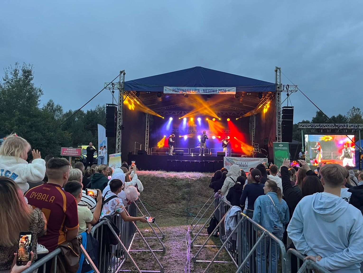 Niegowa pożegnała lato z rozmachem. DJ Hubertus zrobił plenerowy klub, Weekend i After Party śpiewały z tłumem