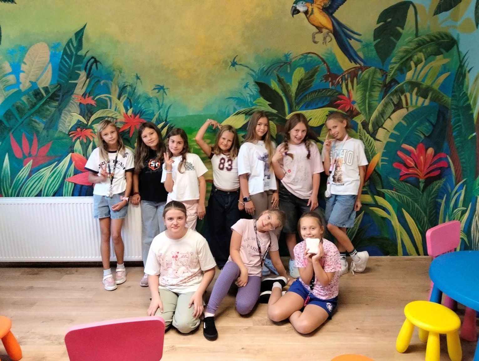 Nowe meble i tropikalny mural. Tak zmieniły się świetlice w szkole w Poraju