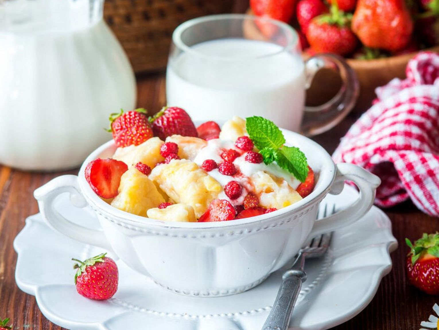 Pierogi z owocami i śmietaną letni obiad który wszyscy lubimy