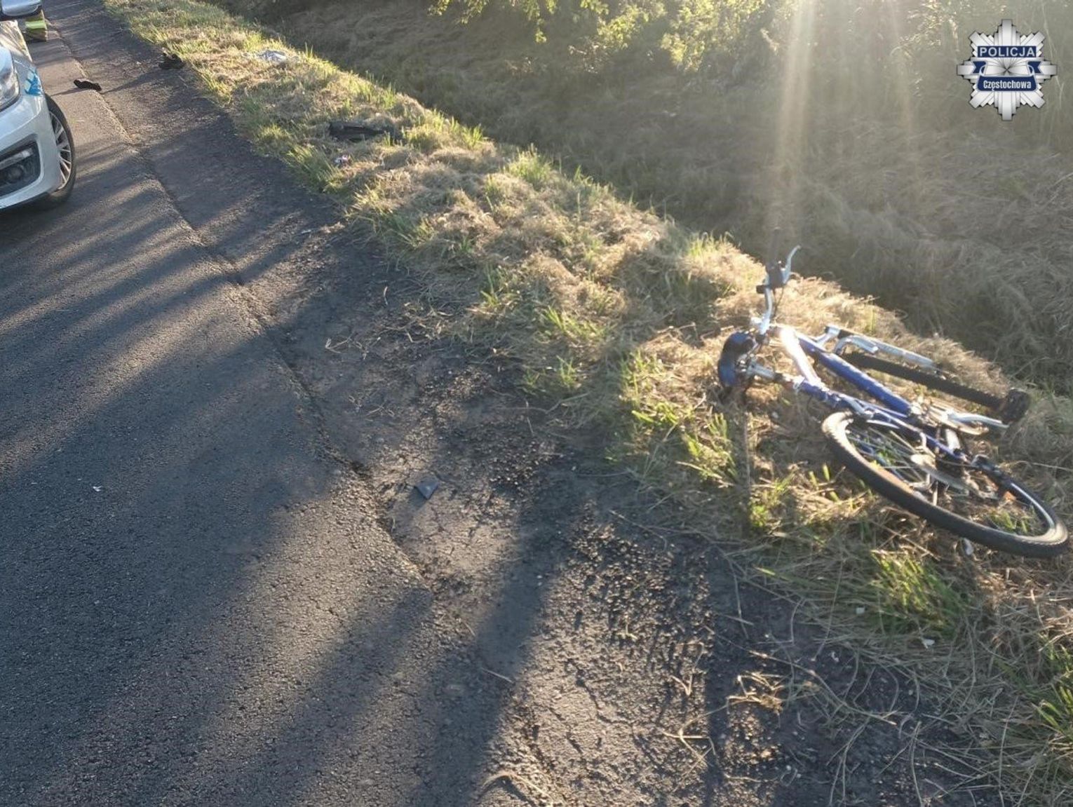 PIJANY MOTOROWERZYSTA (3 PROMILE ALKOHOLU) NAJECHAŁ NA ROWERZYSTKĘ. KOBIETA JESTY CIĘŻKO RANNA
