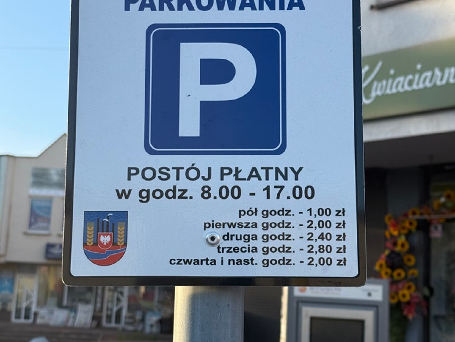 Płatne parkingi paraliżują miasto. Mieszkańcy narzekają na brak miejsc, a pod blokami „wraki”