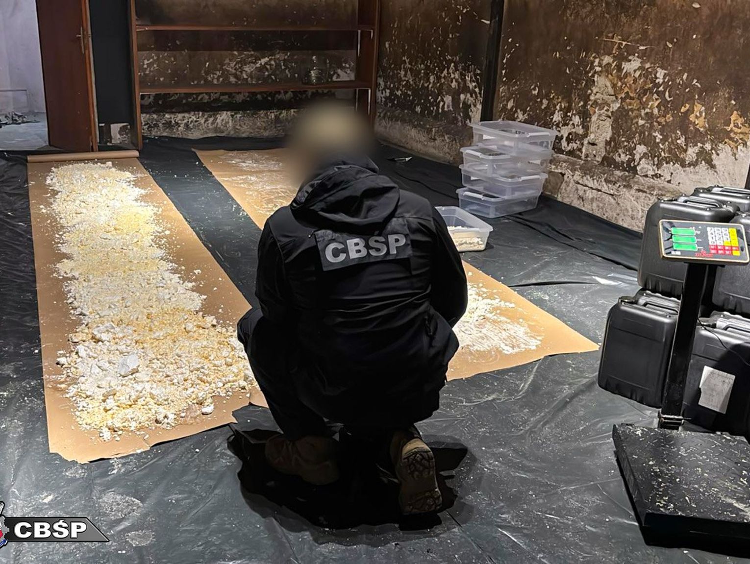 POLICJA ZLIKWIDOWAŁA NIELEGALNE LABORATORIUM NARKOTYKÓW W WOJEWÓDZTWIE ŚLĄSKIM. ZAREKWIROWANO JUŻ GOTOWE NARKOTYKI O WARTOŚCI 3,5 MILIONA ZŁOTYCH. ZDJĘCIA