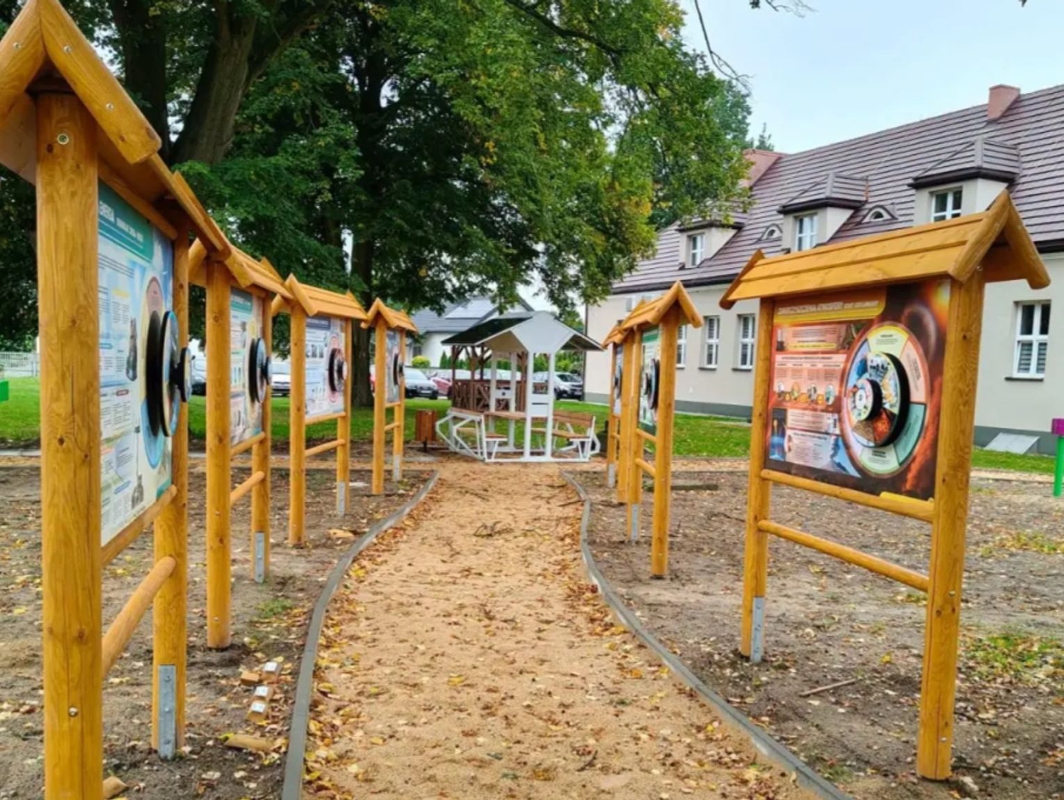 Przy szkole w Podlesiu powstał naukowy eko-plac zabaw. Inwestycja za 279 tys. zł w gminie Lelów