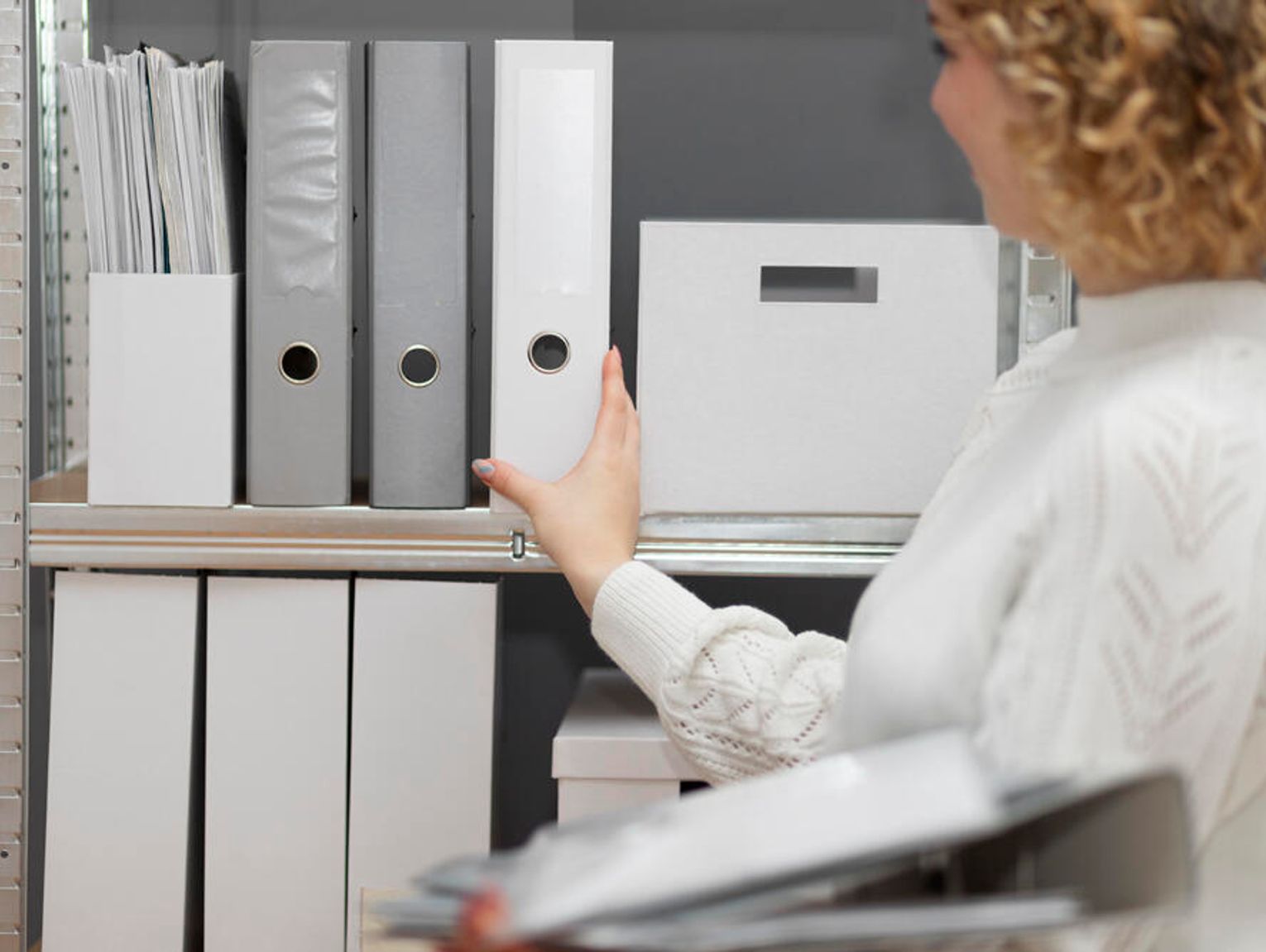 Szafy w firmie produkcyjnej – gdzie trzymać narzędzia, dokumenty i odzież roboczą?