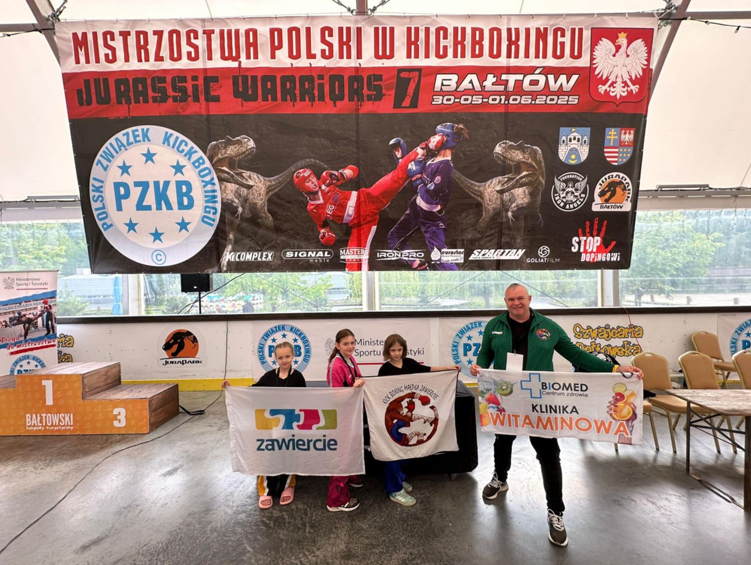 TRZY MEDALE ZAWODNICZEK KICKBOXING MAŁPKA ZAWIERCIE