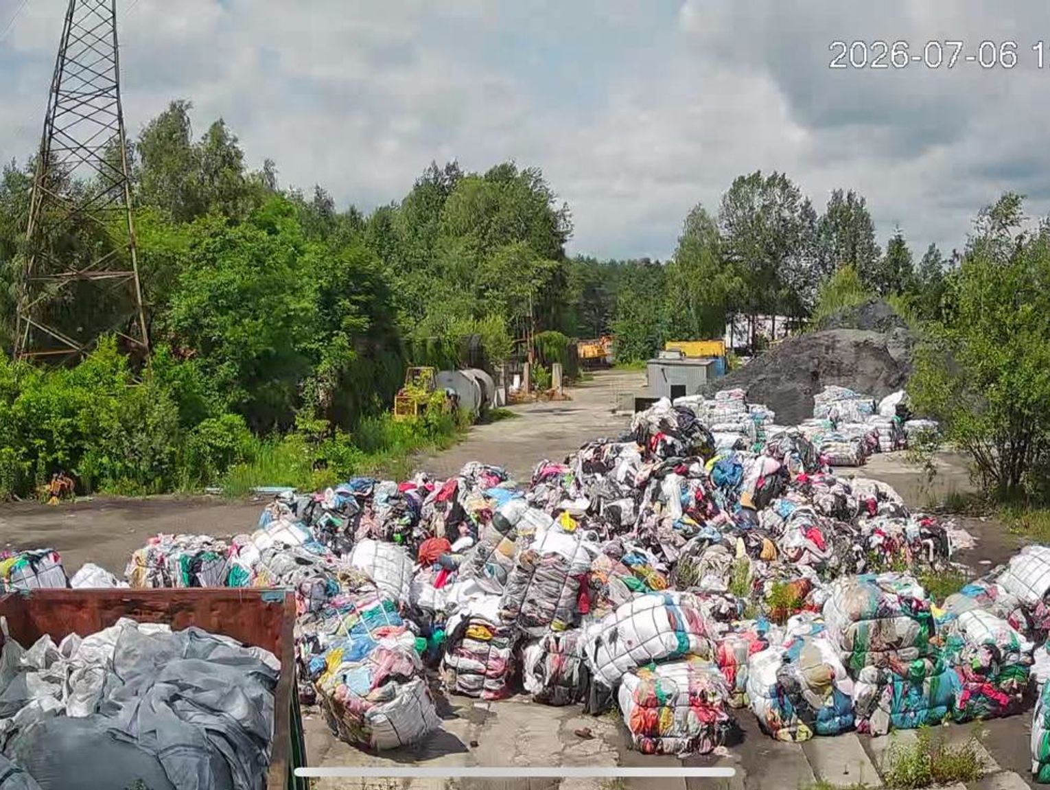 W CENTRUM PORAJA ROŚNIE BOMBA EKOLOGICZNA? WŁAŚCICIEL TERENU: TE ODPADY ZWOŻONE SĄ BEZ MOJEJ ZGODY!