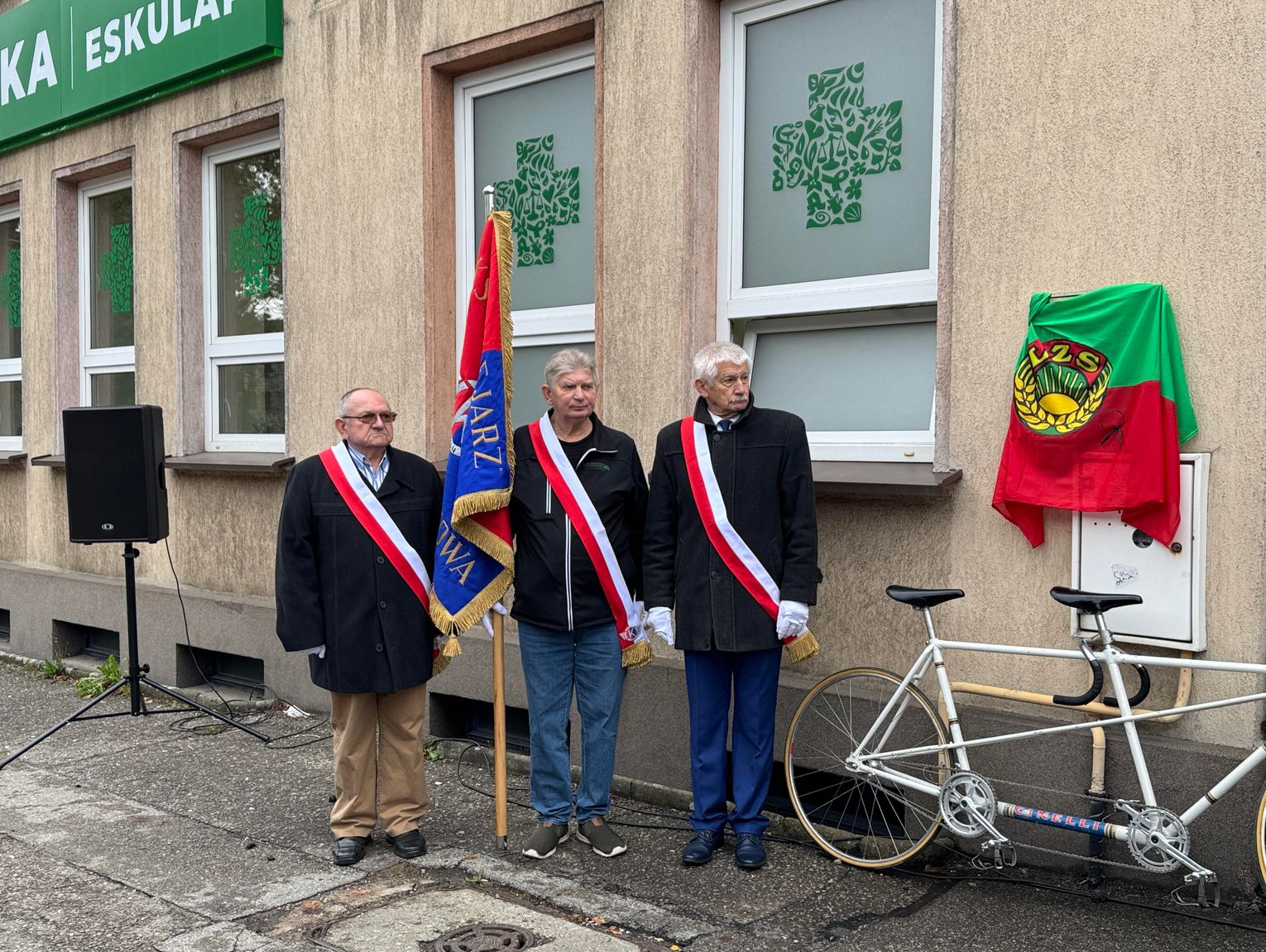 Wypadek w którym zginęło w 1965 roku dwóch kolarzy. Właśnie odsłonięto tablicę pamiątkową. Mało kto wiedział o tragicznym zdarzeniu