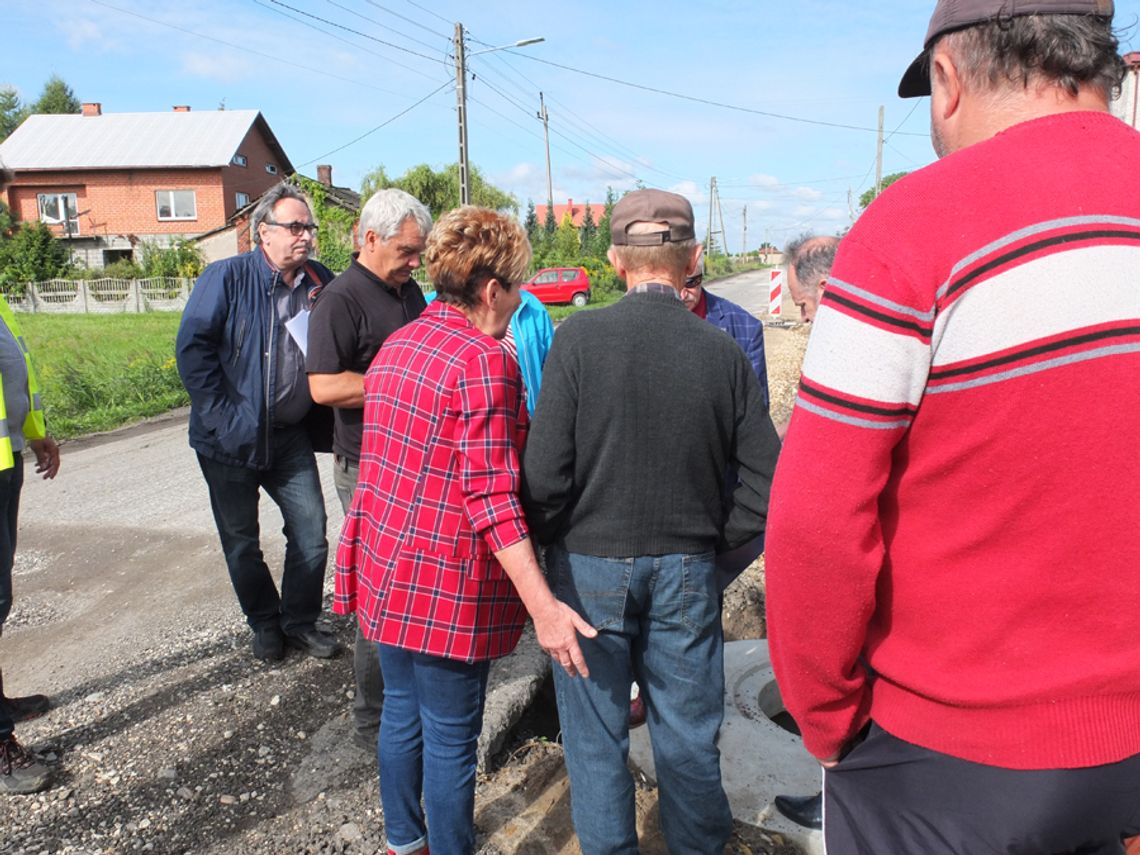 40 LAT WYLEWAŁA ŚCIEKI NA ŁĄKĘ. WPADŁA PRZY BUDOWIE KANALIZACJI