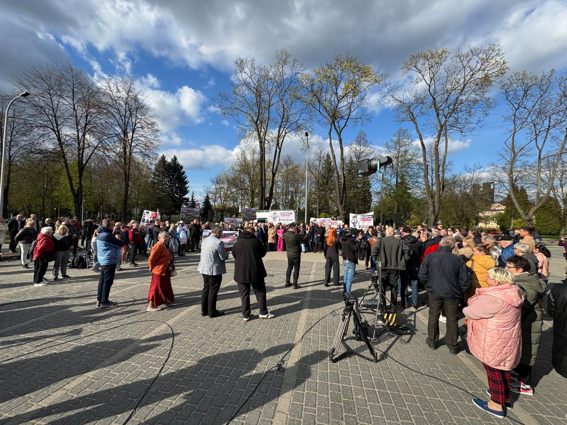 BLADO I SŁABO. GARSTKA LUDZI NA PROTEŚCIE PRZECIWKO KOPALNI BLADO I SŁABO. GARSTKA LUDZI NA PROTEŚCIE PRZECIWKO KOPALNI