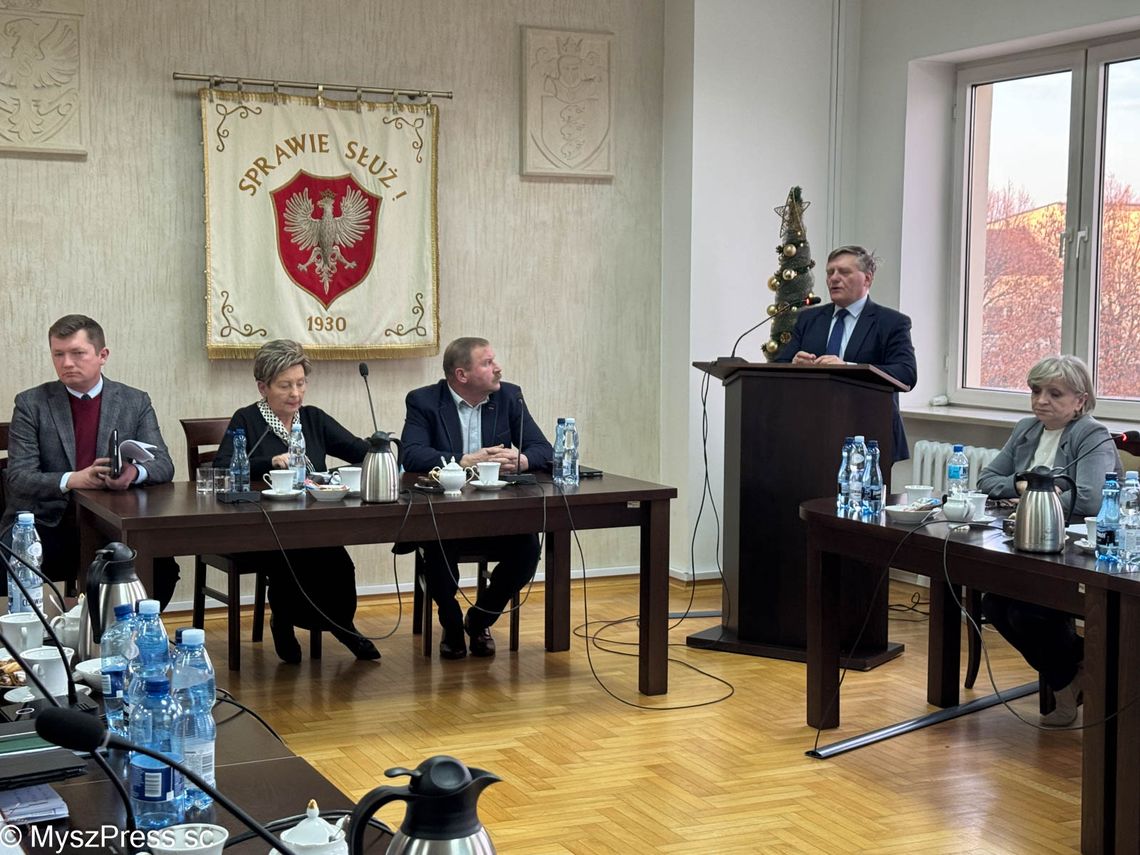 BURZLIWA SESJA W SPRAWIE SZKÓŁ. BURMISTRZ ŚLĘCZKA PRZEPRASZA