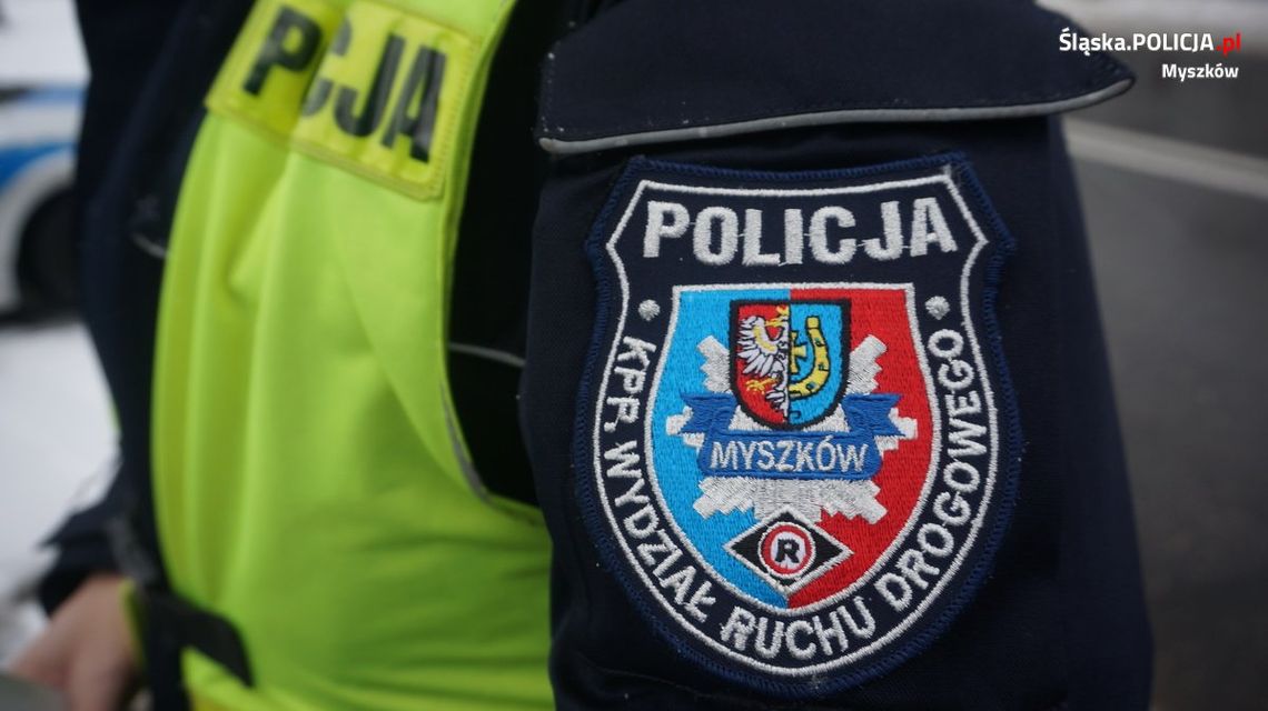 CHCIAŁ WRĘCZYĆ POLICJANTOM ŁAPÓWKĘ. BYŁ POSZUKIWANY