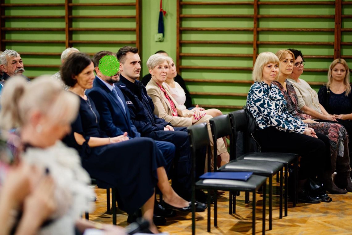 CHĘTNIE STANĘLI DO ZDJĘCIA Z PODEJRZANYM O ZBRODNIĘ. PO NASZYM ARTYKULE ZDJĘCIA ZNIKNĘŁY Z PROFILU SZKOŁY!