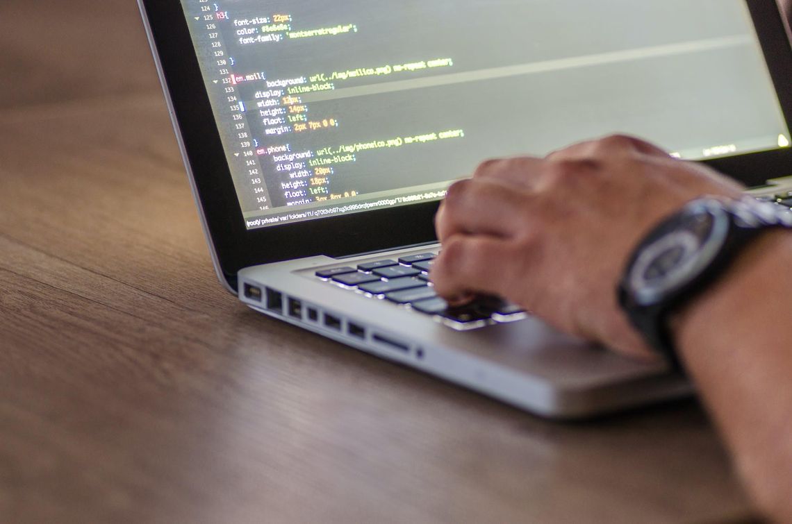 Dorośli i młodzież rozmijają się w postrzeganiu cyberzagrożeń. Dzieci najbardziej boją się hejtu ze strony rówieśników