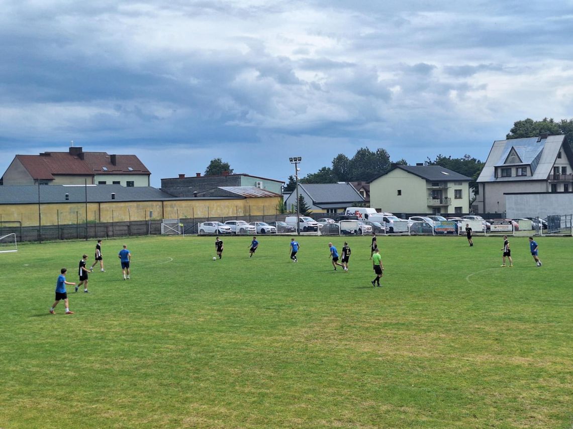 JURA NIEGOWA WYGRYWA PIERWSZY SPARING