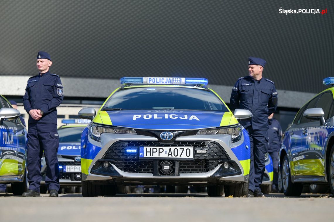 KOMENDA POWIATOWA POLICJI W ZAWIERCIU OTRZYMAŁA NOWE RADIOWOZY HYBRYDOWE TOYOTA COROLLA. A MYSZKÓW NIC!