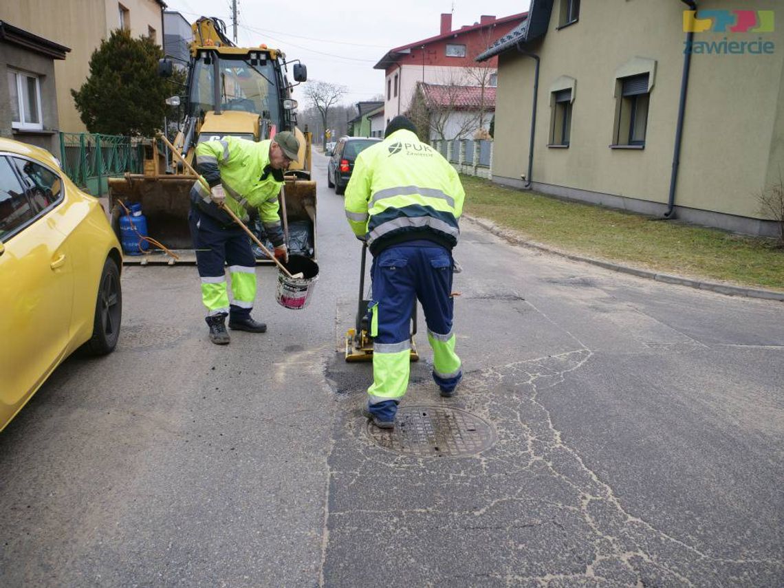 ŁATAJĄ MIEJSKIE DROGI