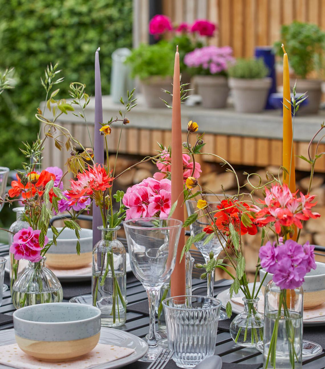 Letnie aranżacje stołów z pelargoniam