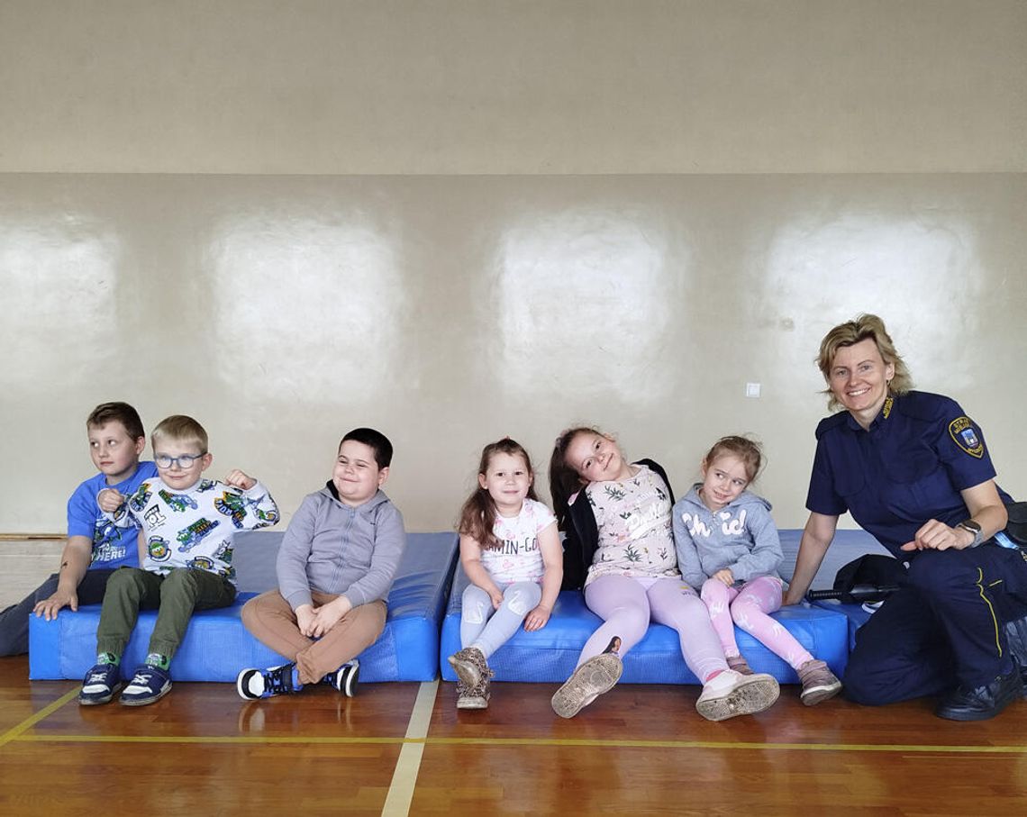 Mundurowi uczą dzieci, jak być bezpiecznym