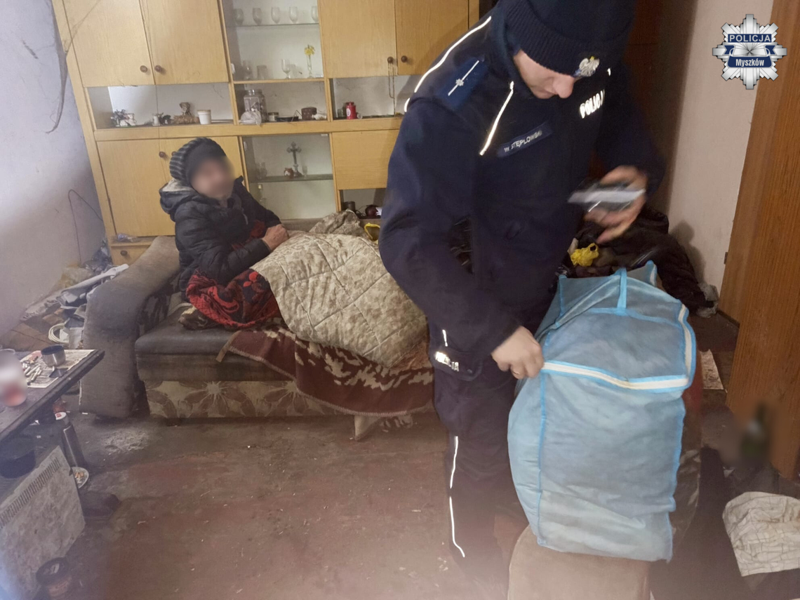 MYSZKÓW. DZIELNICOWY POMAGA BEZDOMNYM NIE TYLKO SŁUŻBOWO
