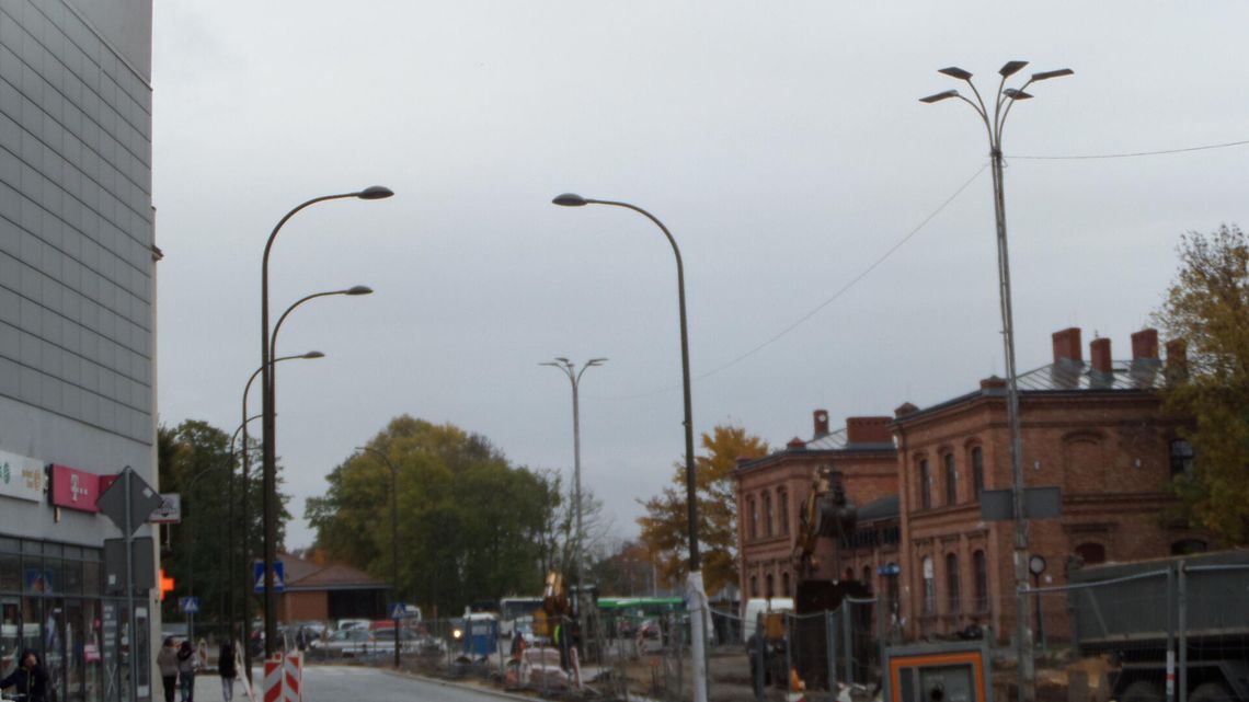 MYSZKÓW.  INSTALUJĄ NOWE LATARNIE NA PLACU DWORCOWYM. ZDJĘCIA