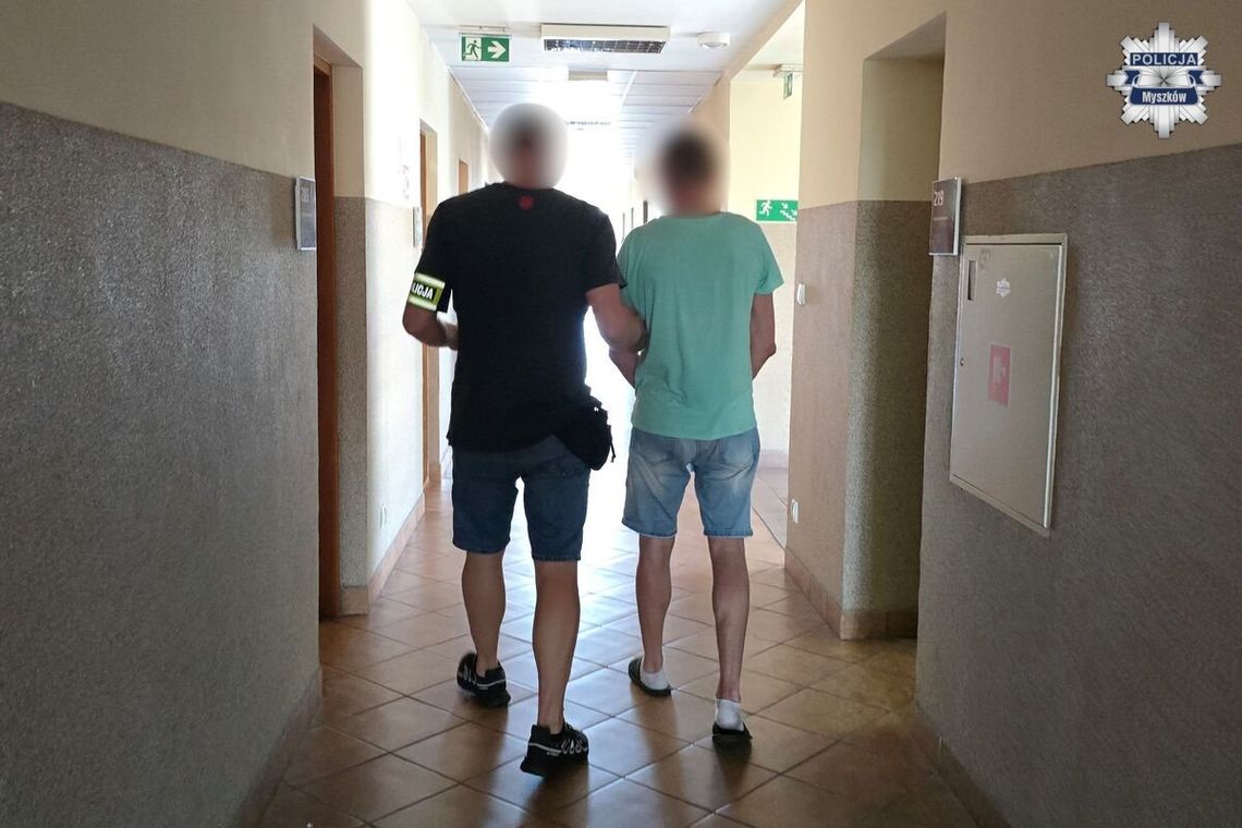 MYSZKÓW. KOMPLETNIE PIJANY 47-LATEK  POBIŁ  SĄSIADA W BLOKU