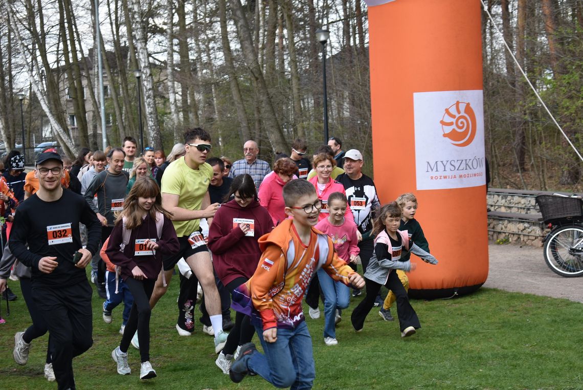 MYSZKÓW. KWIETNIOWY BIEG PO ZDROWIE NA DOTYKU JURY I STRAŻACKI POKAZ PIEWSZEJ POMOCY ZDJĘCIA