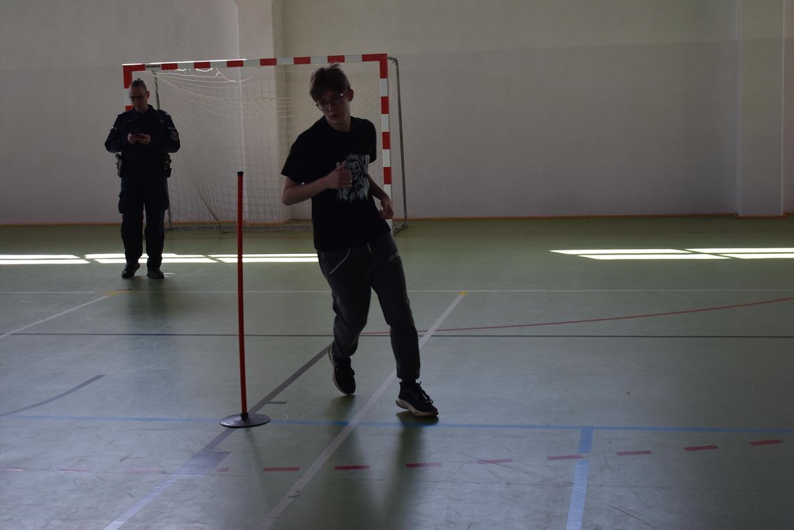 MYSZKÓW. MŁODZIEŻ MOGŁA SIĘ SPRAWDZIĆ NA POLICYJNYM TEŚCIE SPRAWNOŚCI FIZYCZNEJ. ZDJĘCIA