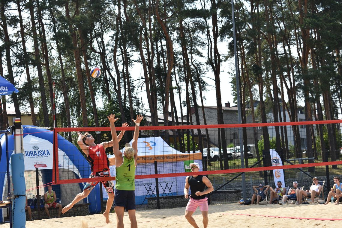 MYSZKÓW. NA DOTYKU JURY ROZEGRANO OSTATNI TURNIEJ X OTWARTYCH MISTRZOSTW ŚLĄSKA W SIATKÓWCE PLAŻOWEJ. ZDJĘCIA